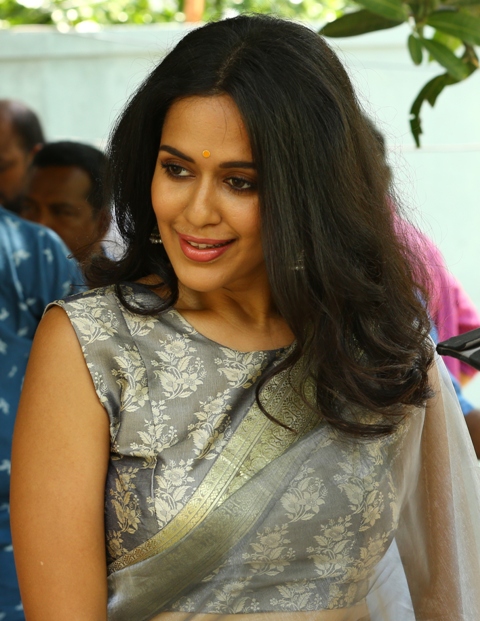 ‘போதை ஏறி புத்தி மாறி’ படத்தில் அறிமுகமாகும் நடிகை பிரதைனி சர்வா!