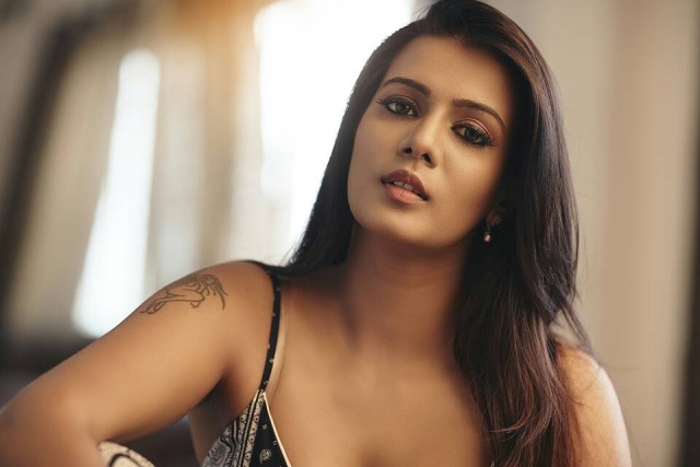 “விருதுகளுக்கான படம் என்றால் சம்பளமே வேண்டாம்…” – நடிகை மீரா மிதுனின் தள்ளுபடி அறிவிப்பு..!