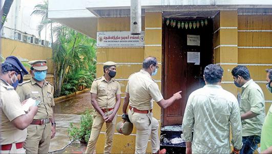 “நடிகர் சங்க அலுவலகம் தீப்பிடித்த பின்னணியில் விஷால் இருக்கிறார்” – நடிகர் ராதாரவியின் சந்தேகம்..!