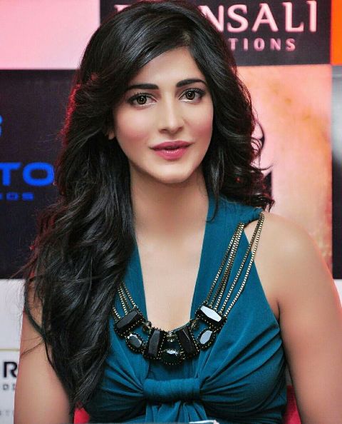 “நானும் பணக் கஷ்டத்தில் இருக்கிறேன்” – நடிகை ஸ்ருதிஹாசனின் வருத்தம்..!