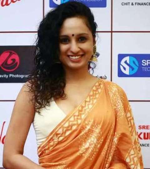 “பிரேம்ஜியுடன் கல்யாணமா..?” – மறுக்கிறார் பாடகி வினைதா