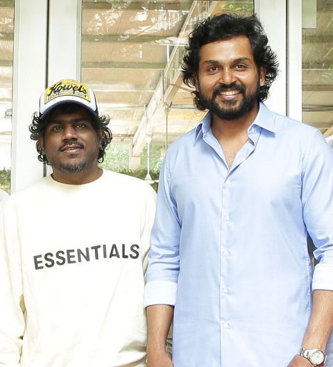 25 ஆண்டு கால திரையுலக வாழ்க்கை – யுவன் சங்கர் ராஜாவுக்கு பரிசளித்த நடிகர் கார்த்தி