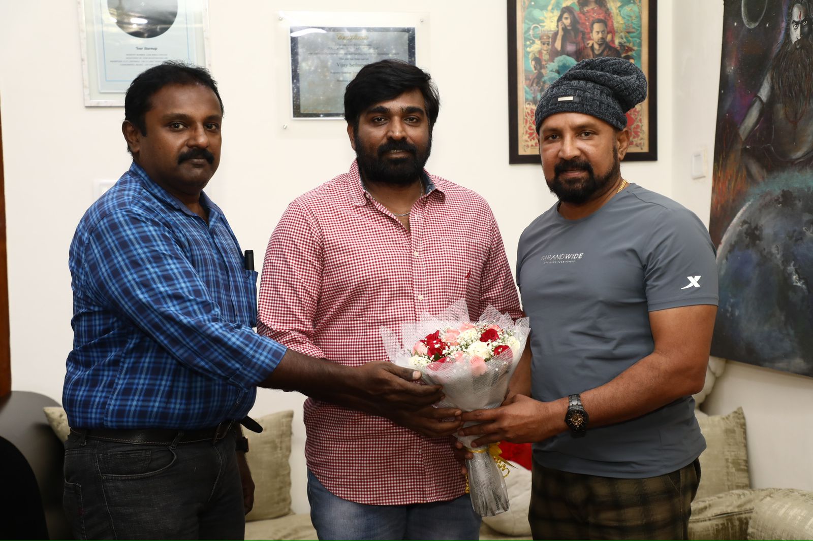 விஜய் சேதுபதியை சந்தித்த ‘ரெட் பிளேவர்’ படக் குழுவினர்!