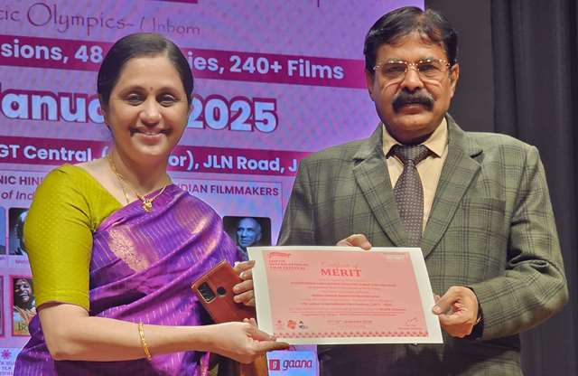 நடிகை தேவயானி இயக்கி தயாரித்துள்ள ‘கைக்குட்டை ராணி’ குறும் படம் ஜெய்ப்பூர் சர்வதேச திரைப்பட விழாவில் விருதை வென்றது.