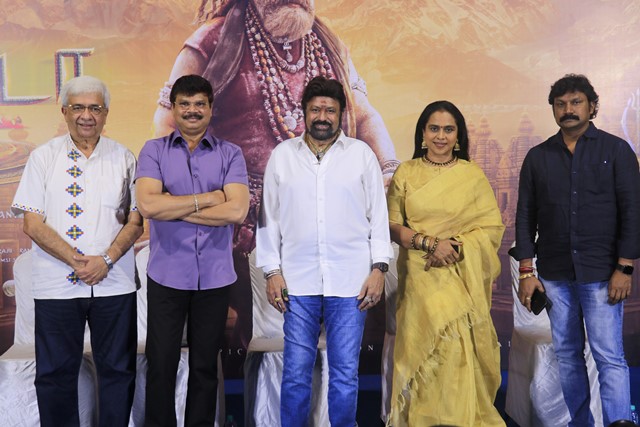 “பாலய்யாதான் சிவ பெருமான்” – பாராட்டித் தள்ளிய பிரபலங்கள்!