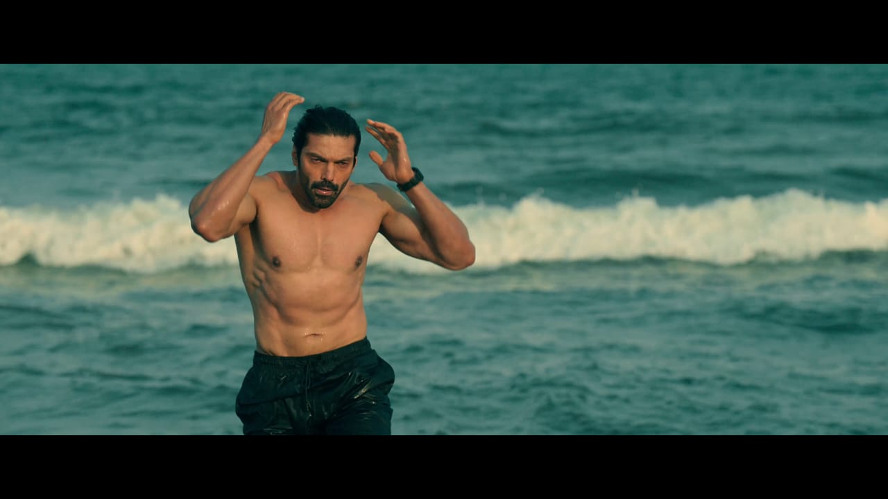 நீருக்கடியில் பல நிமிடங்கள் ‘தம்’ பிடித்த ஆர்யா!