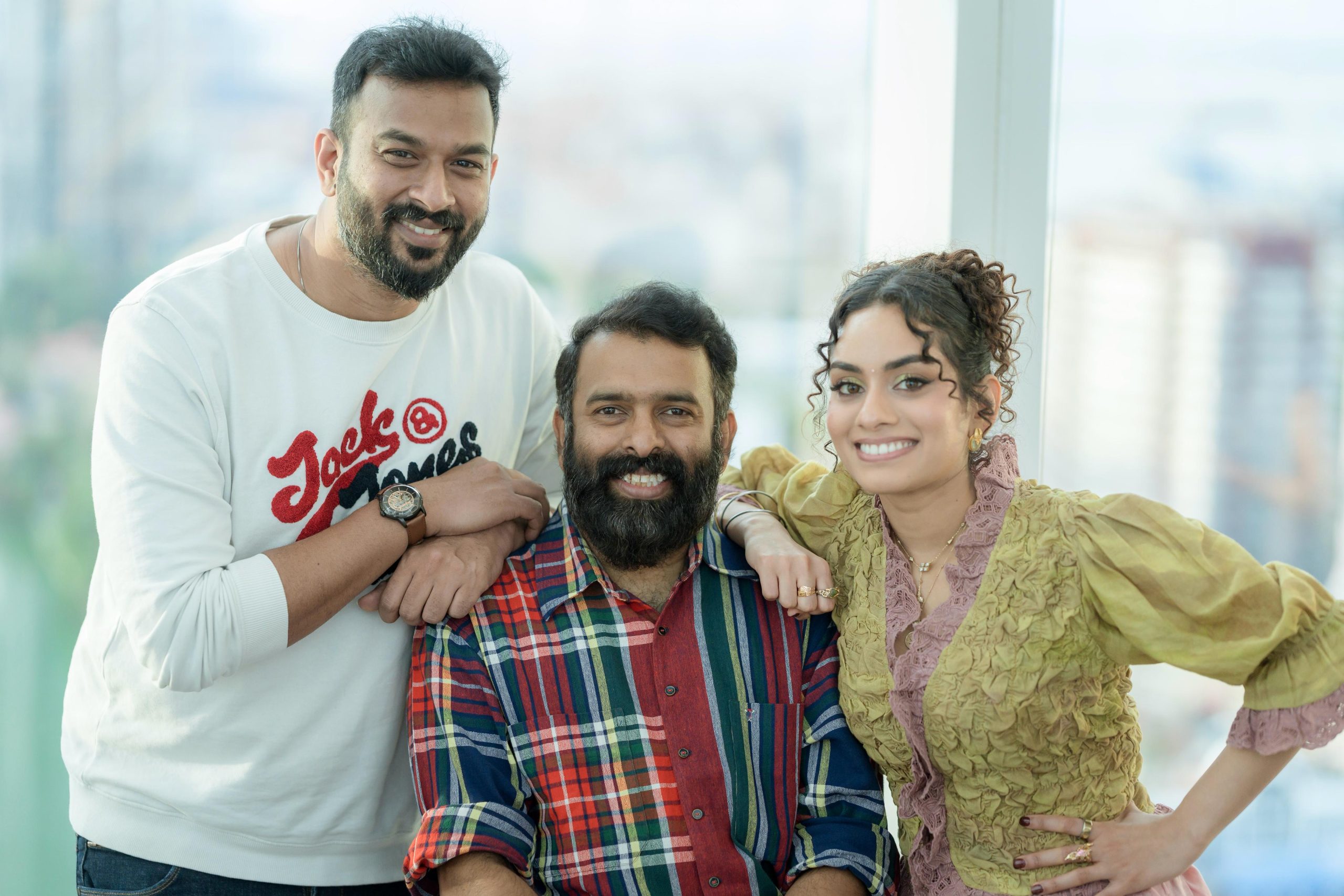 ‘வாரி வாரி’ பாடல் மூலம் ரசிகர்களை கவர்ந்த பாப் நட்சத்திர பாடகி தீ