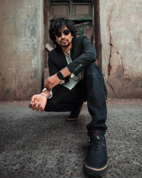 வெற்றியை எட்டிப் பிடிக்கும் நிலையில் ‘யெல்லா’ ஹீரோ வைபவ் முருகேசன்!