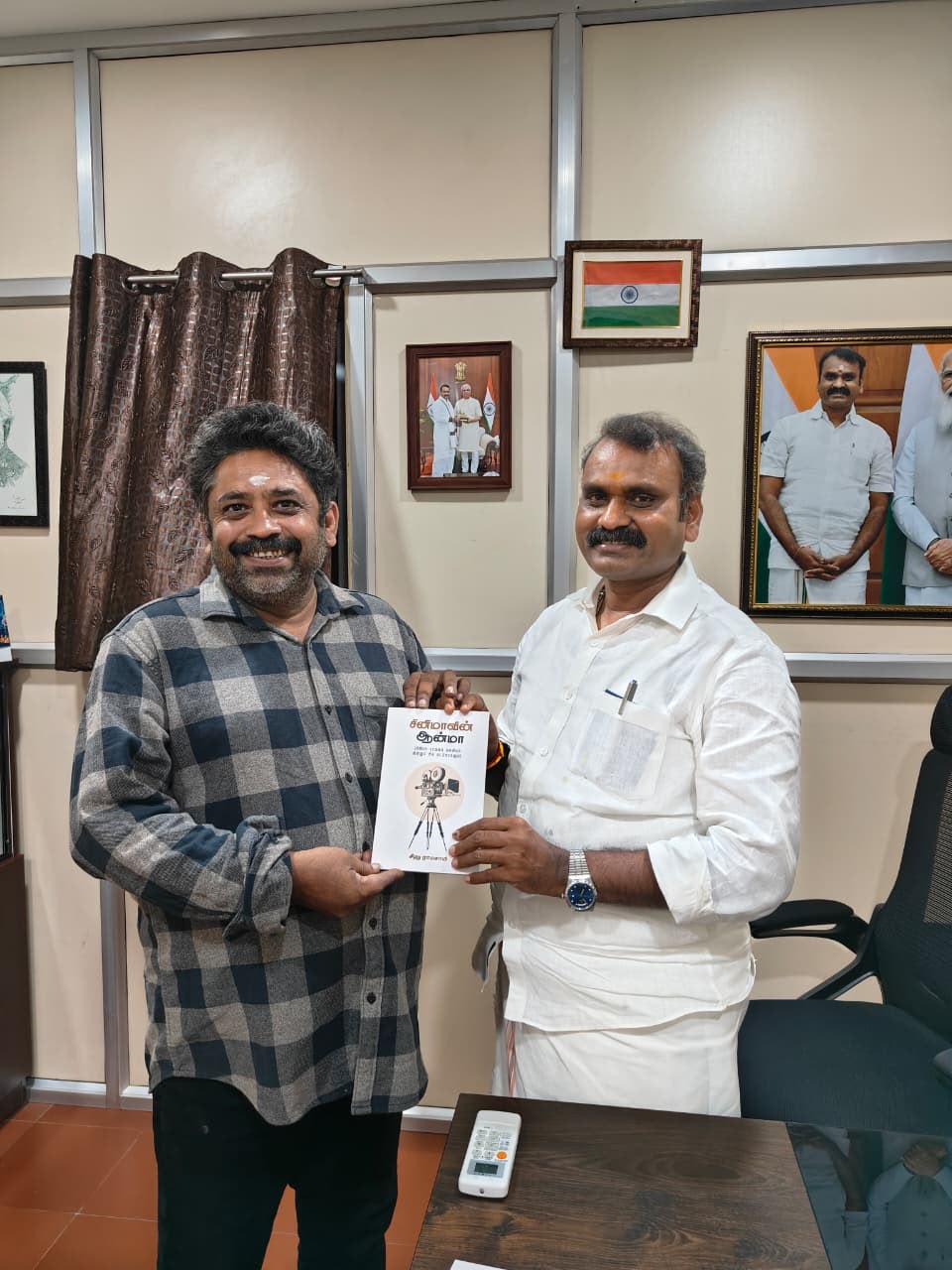 “சிறார்களுக்கு சினிமா ரசனையை சொல்லித் தர வேண்டும்” – மத்திய அமைச்சரிடம் சீனு ராமசாமி கோரிக்கை!