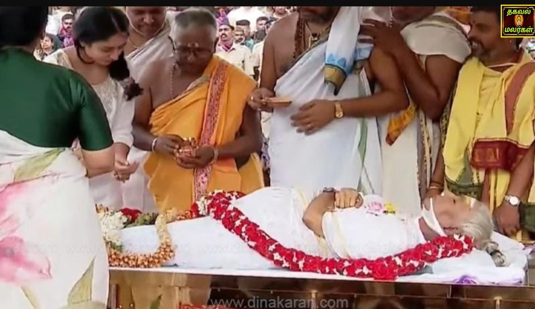 ‘இசைப் பேரரசி’ எஸ்.ஜானகி உடலுக்கு அரசு மரியாதையுடன் இறுதிச் சடங்கு மைசூரில் நடந்தது!