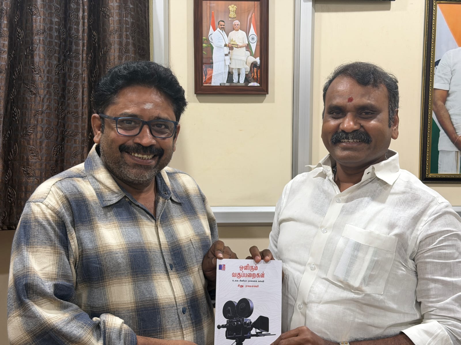 இயக்குநர் சீனு ராமசாமியின் ‘ஒளிரும் வகுப்பறைகள்’ புத்தகம் அனைத்து மொழிகளிலும் வெளியாகும்!