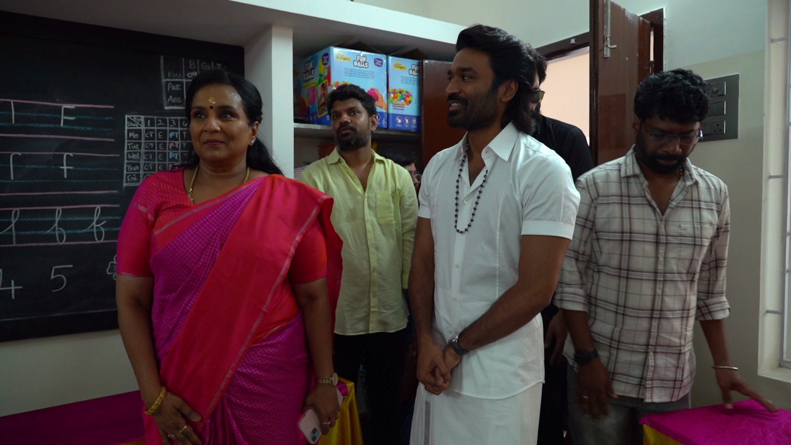 தாய் சத்யா பள்ளியில் தனது சொந்த செலவில் 3 மாடி கட்டிடம் கட்டிக் கொடுத்த தனுஷ்!