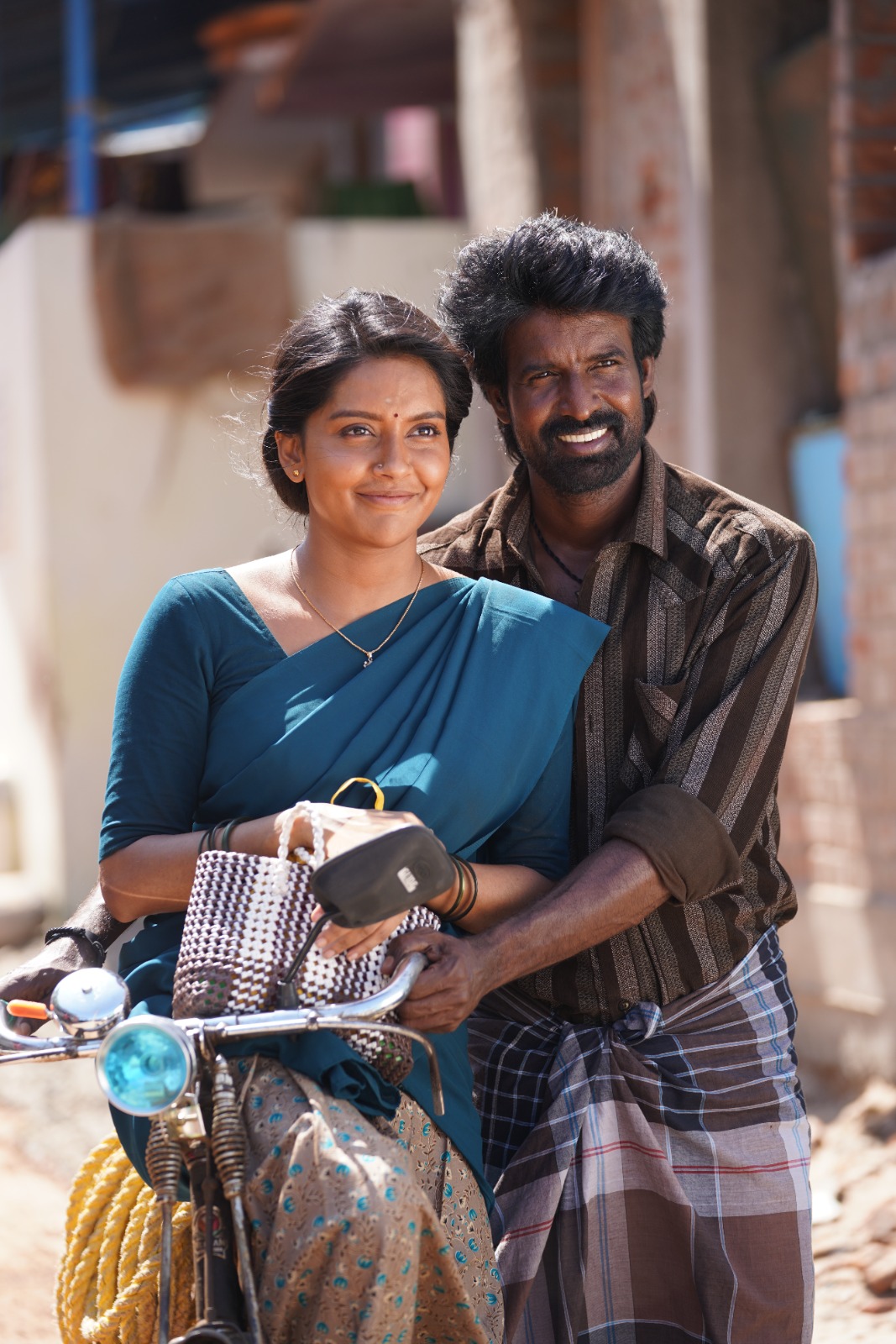 ‘மண்டாடி’ படத்தின் ‘உசுரே நீதான் புள்ள’ பாடல் வெளியானது!