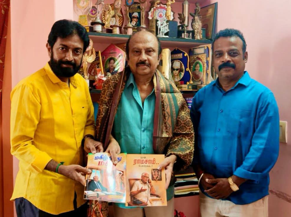 நடிகர் ரவிக்குமார் எழுதிய நூலை பாராட்டிய இயக்குநர் லியாகத் அலிகான்!