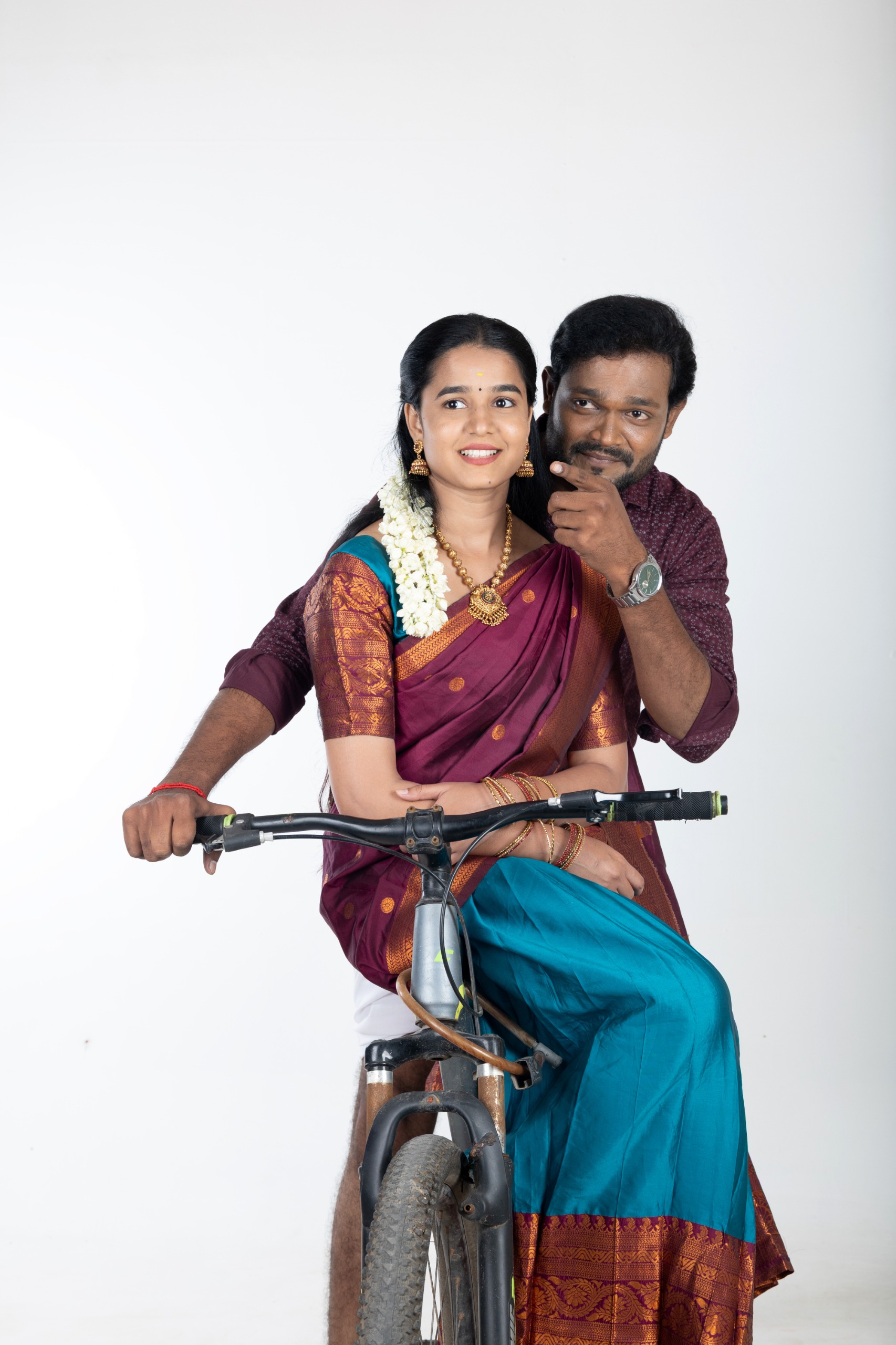 புதுமுகங்கள் நடிக்கும் ‘மிடில் கிளாஸ் மாப்பிள்ளை’ திரைப்படம்!
