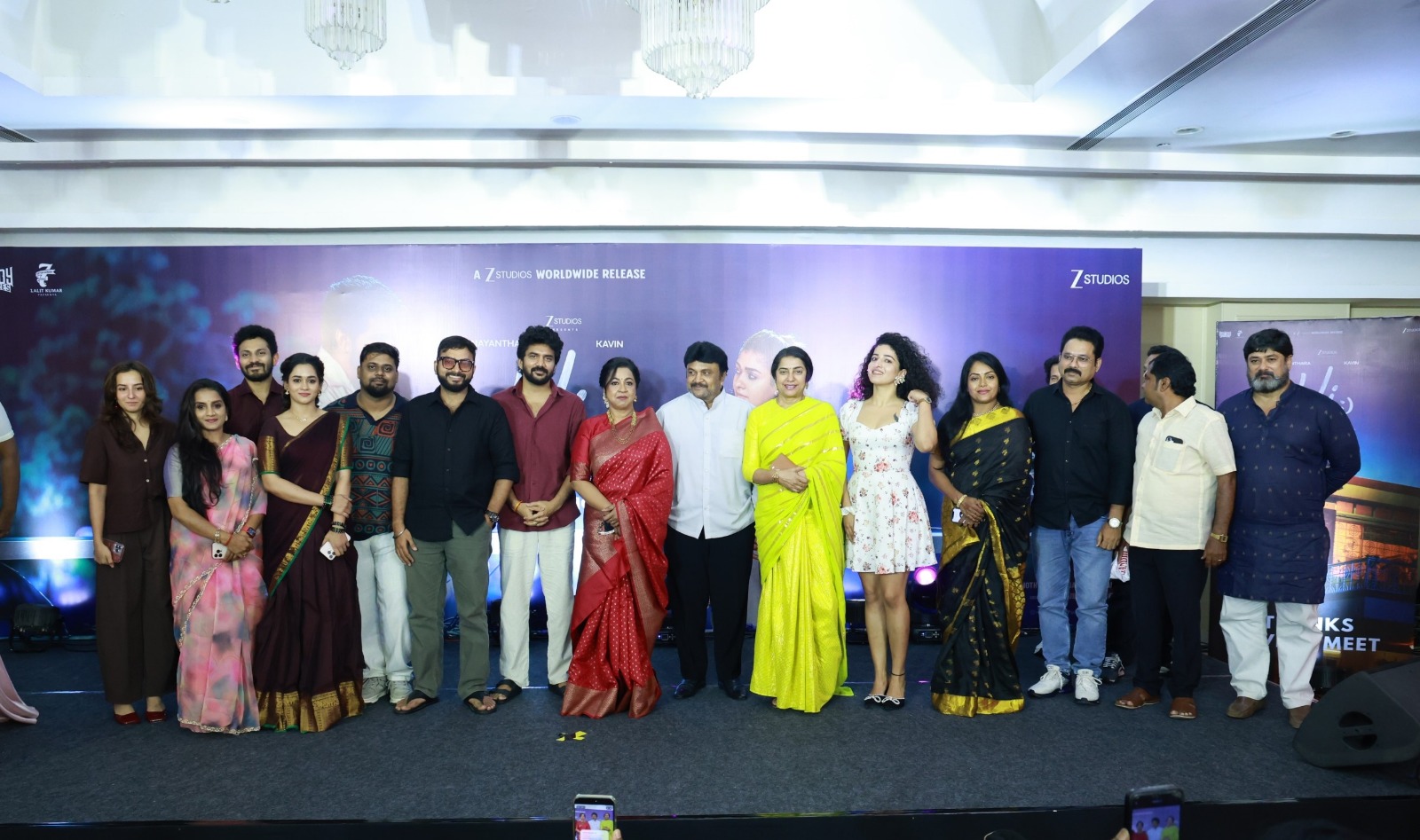 இயக்கிய முதல் படமே ஹிட் – ‘ஹாய்’ பட இயக்குநரைப் பாராட்டிய படக் குழுவினர்!
