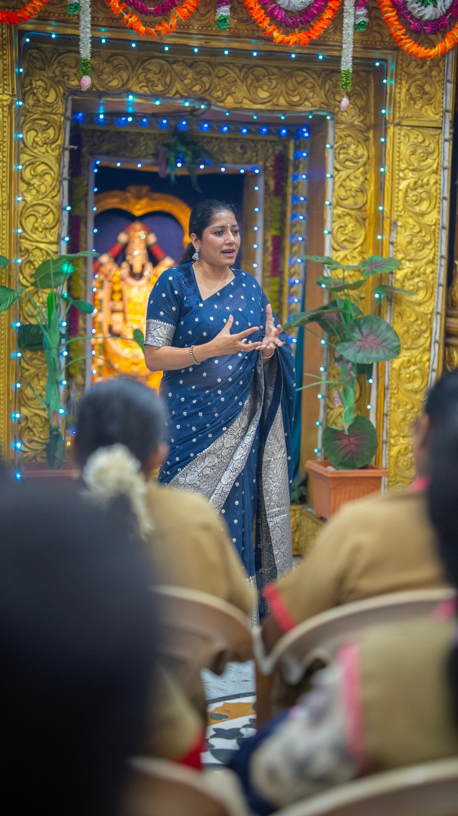 பெண் ஆட்டோ ஓட்டுநர்களுக்கு நலத்திட்ட உதவிகளை வழங்கிய நடிகை அனுமோல்!